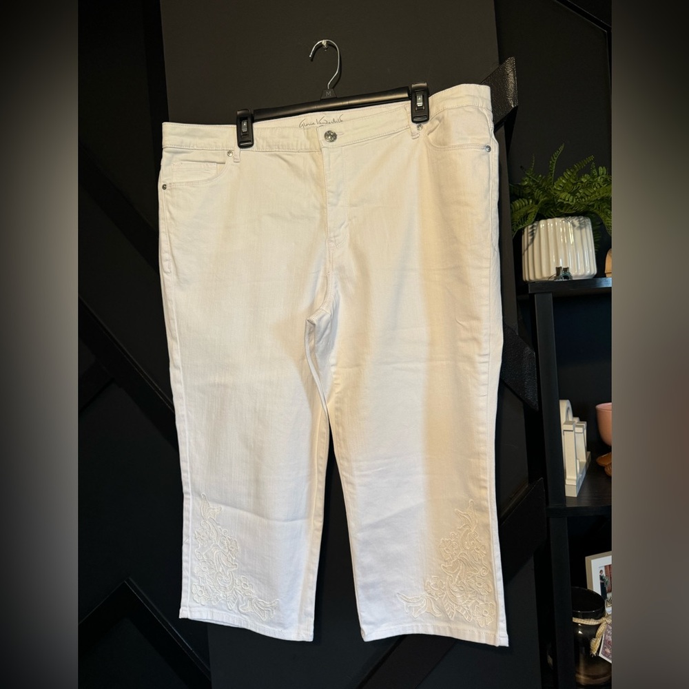 🎄5 for $20 Gloria Vanderbilt White Embroidered Capris 16W